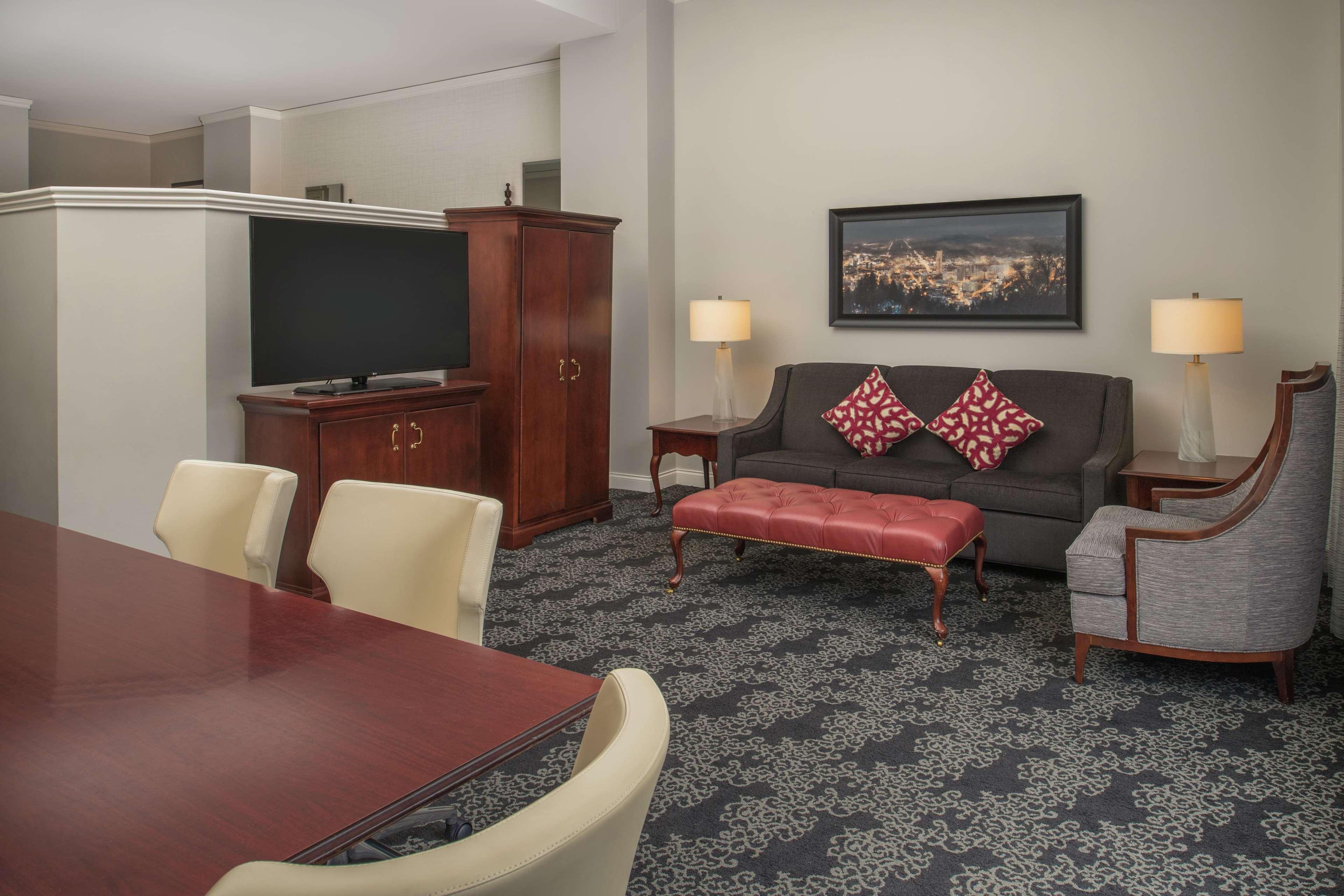 Hotel Embassy By Hilton Downtown 4*